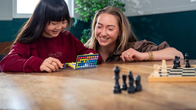 Pedagogical Professionals helps a child with a puzzle