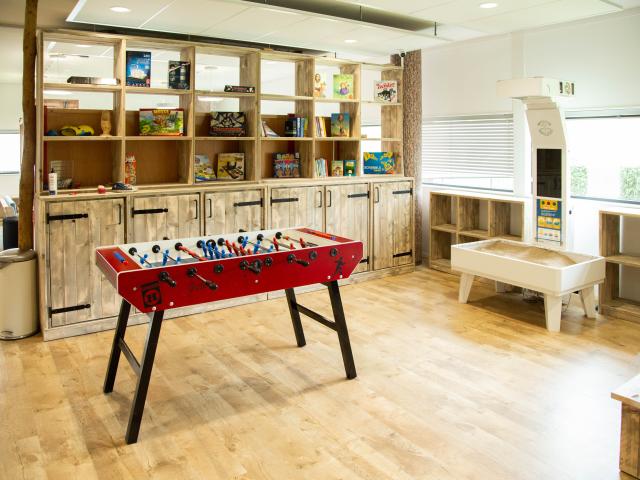 Overview room with tabelfootball table and closet