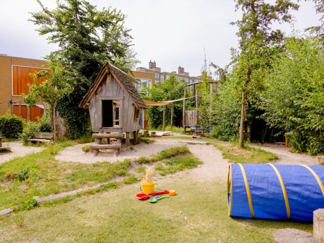 Garden with sandbox and playground equipment Basker International The Maples The Hague 